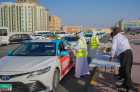 أجرة الشارقة توزع 15 ألف وجبة إفطار صائم على سائقي مركبات الأجرة 