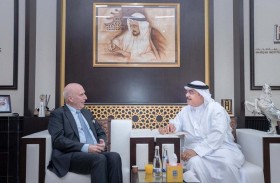 خبير في عالم المكتبات يزور معهد الشارقة للتراث