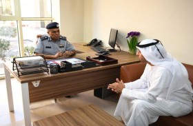 مدير قطاع الأمن الجنائي في شرطة أبوظبي يلتقي المتعاملين في مركز شرطة زاخر