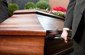 رجل يستقيظ ويخرج من التابوت «قبل دفنه»