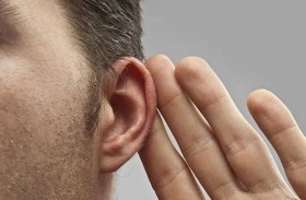مصاب بفقدان السمع يكتشف سدادة في أذنه 