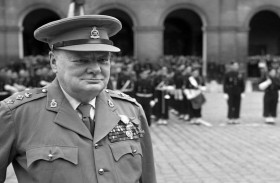 جونسون يدافع عن تشرشل 