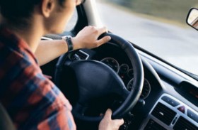 قتل رضيعه بالسيارة بالخطأ