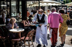 فرنسا تعيد فتح الباحات ونيويورك تسمح بإزالة الكمامات 