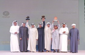 تتويج الفائزين بمزاينة «الزاملي» في خامس أيام مهرجان العين للتمور