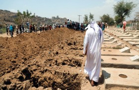 حفارو القبور في تعز ينهمكون مع ارتفاع وفيات كورونا 