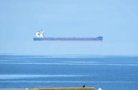 صور محيرة.. السفينة في البحر أم في السماء؟