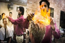 ساطور ونار.. تسريحة شعر خطيرة في باكستان