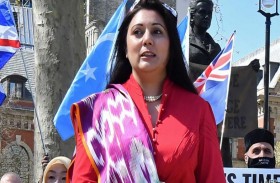 جونسون يأمر بالتحقيق بشأن مزاعم بالتمييز ضد مشرعة مسلمة 