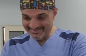 طبيب يهدّئ من روع مريضة بطريقة عبقرية