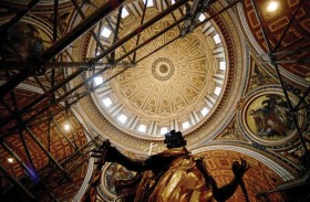 مظلة برنيني في كاتدرائية القديس بطرس تستعيد بريقها 