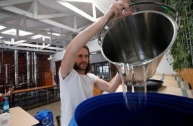 أفارقة يبتكرون الحلول لسد نقص المطهرات