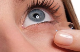 ماذا يحدث عند نومك بالعدسات اللاصقة؟