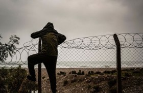 إنقاذ لص علق بين أسلاك شائكة أثناء فراره