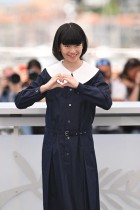 الممثلة يوي سوزوكي خلال جلسة تصوير لفيلم «رينوار» في الدورة 78 من مهرجان كان السينمائي. (ا ف ب)