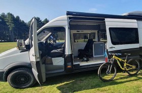 يحول شاحنة قديمة إلى منزل