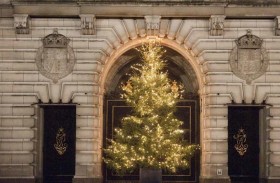 حفلة موظفي قصر باكنغهام تتحول إلى فوضى