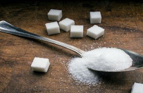 دراسة تكشف مخاطر تناول السكر الحر على صحة الدماغ!