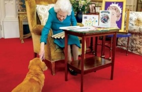 تمثال للملكة إليزابيث مع كلابها المفضلة في أول تكريم رسمي