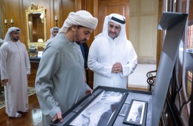 حمدان بن زايد يستقبل وفداً من الأرشيف والمكتبة الوطنية ويطلع على صور جوية تاريخية للدولة