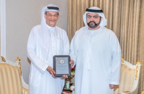 محمد الشرقي يلتقي عبدالله بارون الحاصل على الجائزة الفضية للتميز الطبي