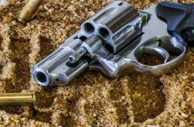 قتل أمه بـ«طلقة خطأ»