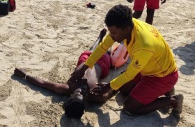 بلدية مدينة أبوظبي تنظم مبادرة المنقذ الصغير على شاطئ البطين العام