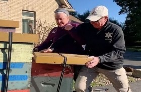 تستخدم النحل لإبعاد الشرطة من منزلها