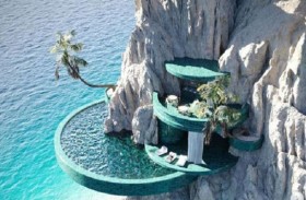 فندق داخل صخرة 