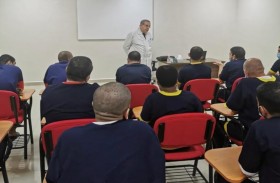 اجتماعية الشارقة تقدم 43 برنامجا لنزلاء العقابية و الإصلاحية