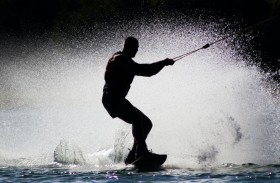 يواجه الموت بعد أيام من ممارسة التزلج على الماء