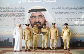 عبد الله المري يهدي كتاب المرحوم اللواء متقاعد علي سنكل لأبنائه 