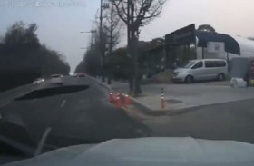 راكب دراجة يختفي في حفرة عميقة