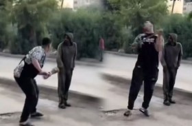 تنمر شابين على مشرد يستنفر الأمن