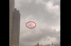 أريكة تطير في سماء تركيا بسبب الرياح القوية