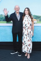 الممثل الأمريكي كريستوفر لويد وزوجته ليزا لوياكونو يحضران العرض الأول لفيلم  Nobody 2  من إنتاج يونيفرسال في هوليوود، كاليفورنيا. ا ف ب