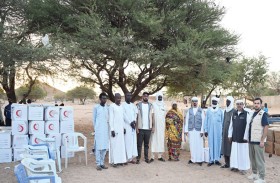 الفريق الإنساني الإماراتي يواصل توزيع الطرود الغذائية في أمدجراس التشادية