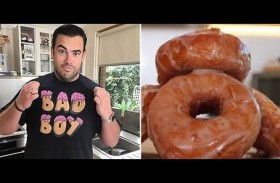 يكشف وصفة بسيطة لصناعة الدونات في المنزل