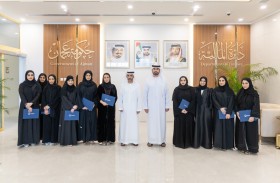 رئيس مالية عجمان يكرم 25 خريجا من موظفي الدائرة من دبلوم التمكين القيادي