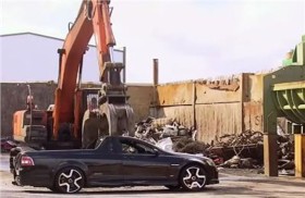 الشرطة تعاقب سائقا متهورا بتحطيم سيارته