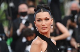 بيلا حديد بإطلالة خارجة عن المألوف