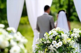 رحلة محرجة.. يسافران لحفل زفاف لم يُدعَيا إليه!