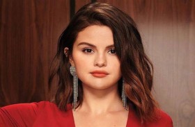 سيلينا غوميز: أغاني أريانا غراندي تجعلني في مزاج رائع