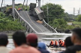 انهيار جسر معلّق يوقع ضحايا 