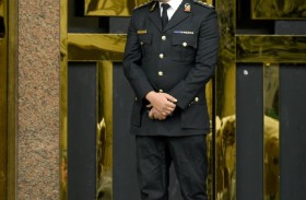 الكشف عن أدوات الضابط المزيف