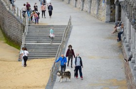 الإسبان يتنفسون الصعداء بعد رفع جزئي للتدابير الصحية 