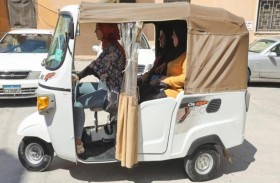 لبنانية تقود التوكتوك للإنفاق على أسرتها 