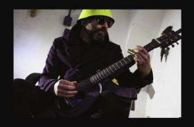 يحول أسلحة القتل إلى أدوات موسيقية