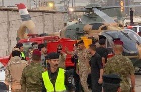 مروحية عسكرية تهبط وسط مرآب سيارات 