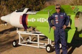 التصق بصاروخ ليدخل التاريخ فلقي مصرعه 